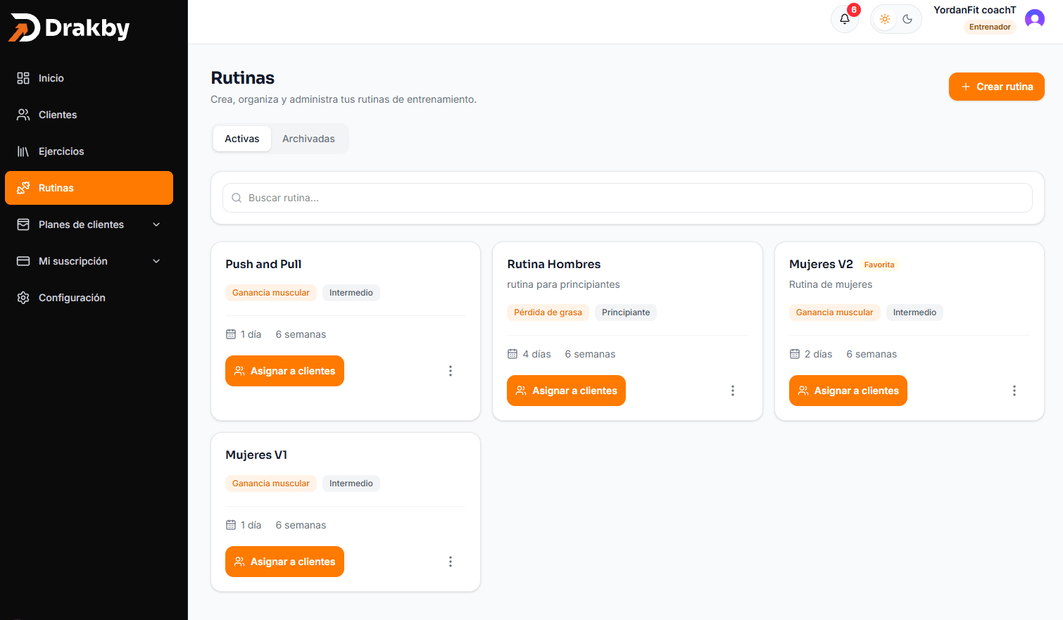 Biblioteca de rutinas de Drakby con días, objetivos y opciones para asignarlas a clientes.